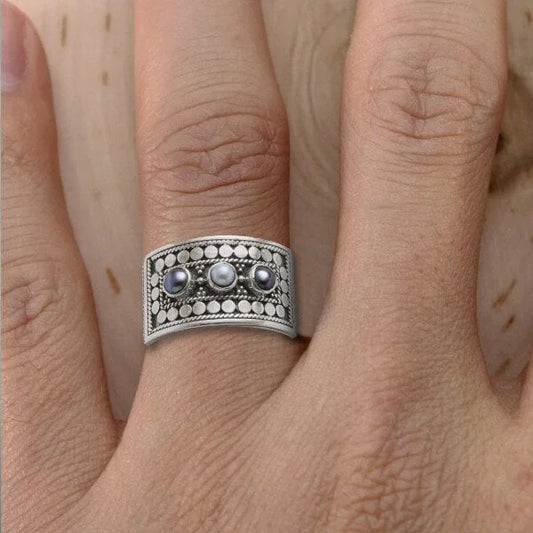 Anillo Geométrico Tallado de Tres Perlas