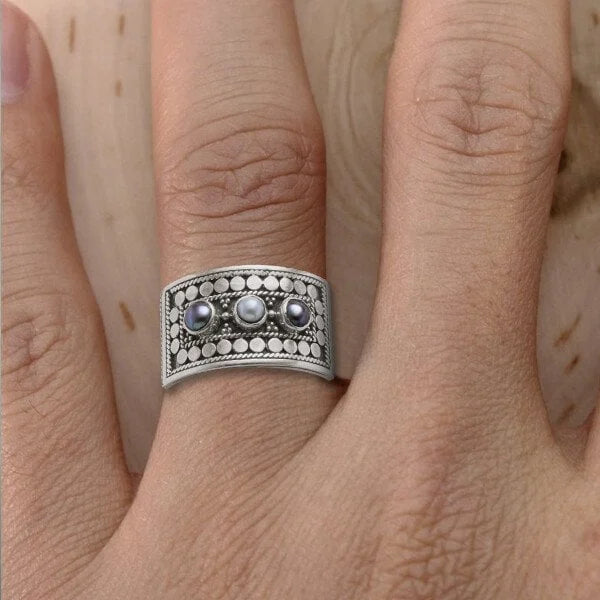 Anillo Geométrico Tallado de Tres Perlas