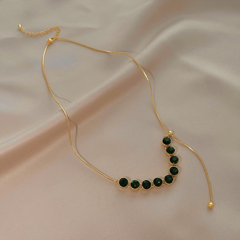 Collar Elegante con Cristal Verde