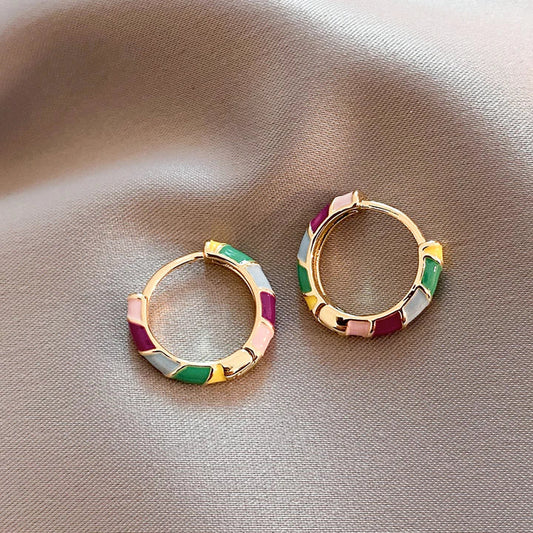 Pendientes Elegantes con Esmalte Multicolor en Oro