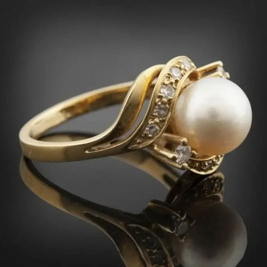 Anillo Elegante con Perla y Brillo en Oro