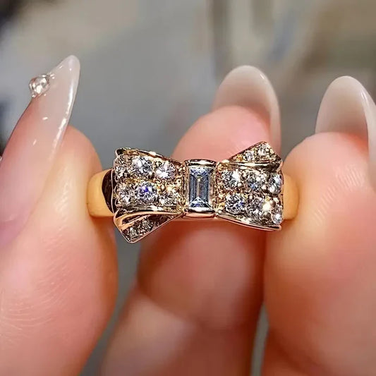 Anillo Dorado Brillante en Forma de Lazo