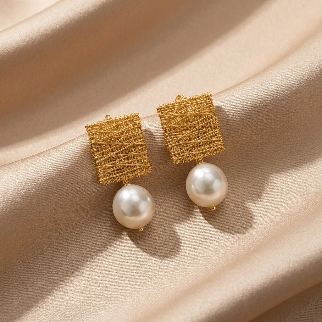 Aretes Vintage con Hilos Dorados y Perlas