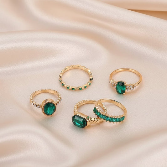 Conjunto de Anillos Dorados con Esmeralda Exquisita