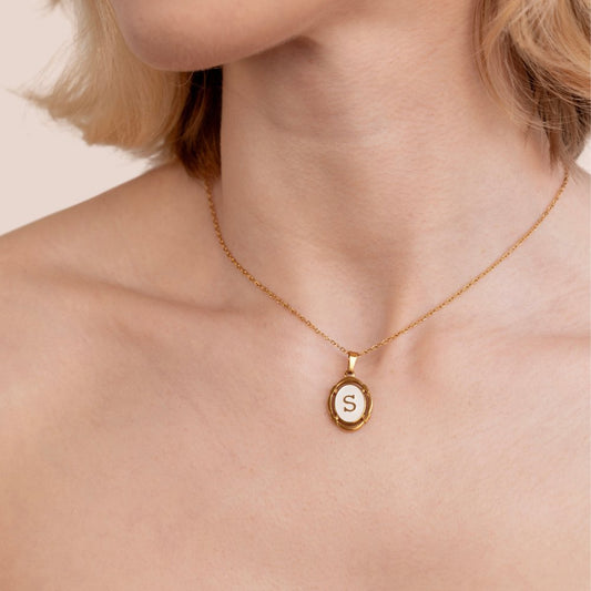 Collar Vintage de Letra en Oro